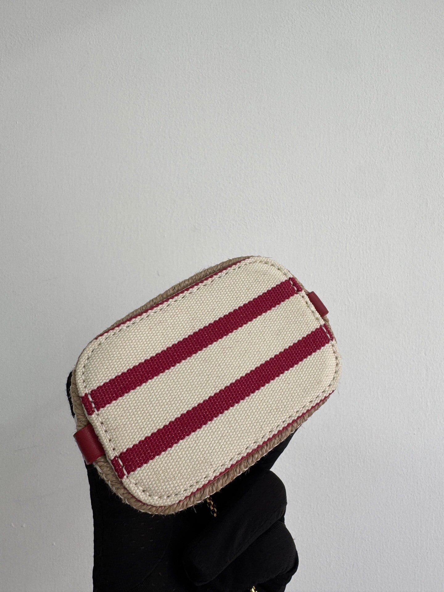 Gestreifte Mini-Beuteltasche aus Canvas mit goldenen Metallteilen