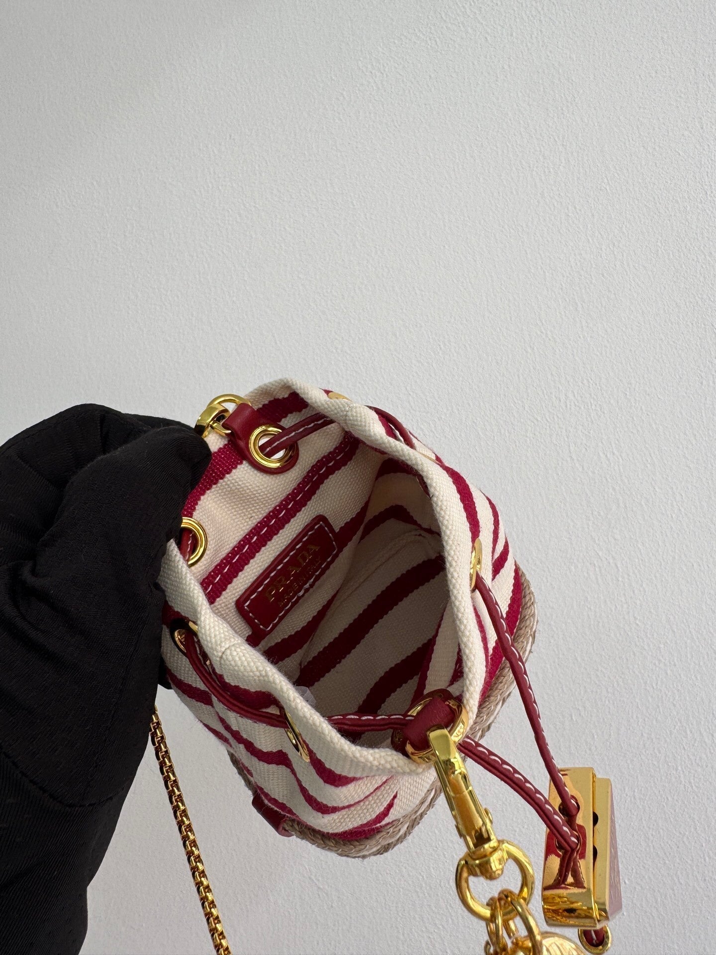 Gestreifte Mini-Beuteltasche aus Canvas mit goldenen Metallteilen