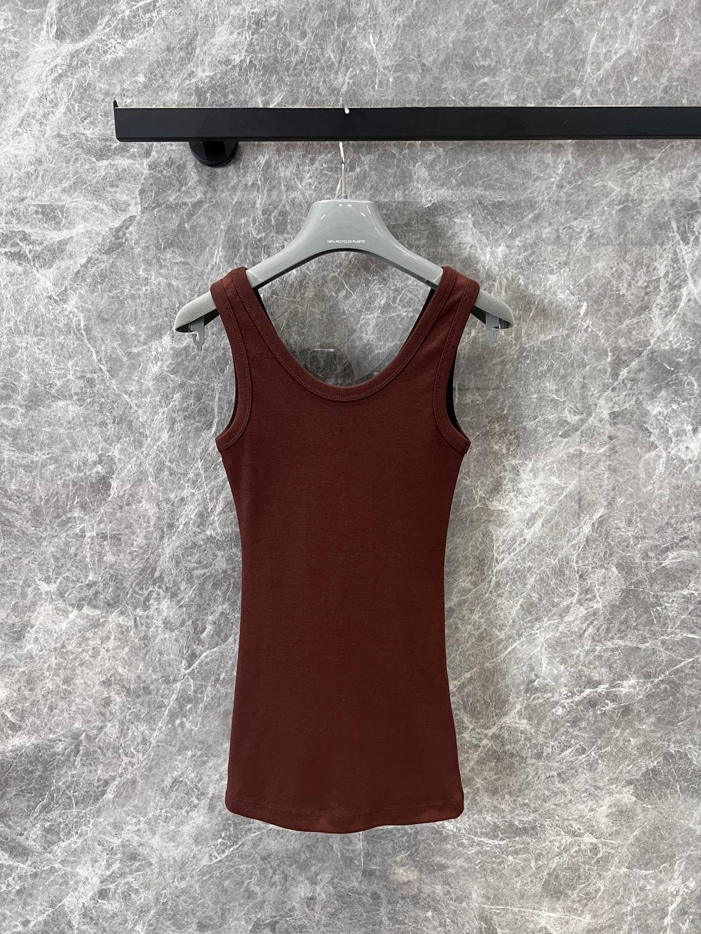 Débardeur côtelé chocolat avec un subtil accent géométrique