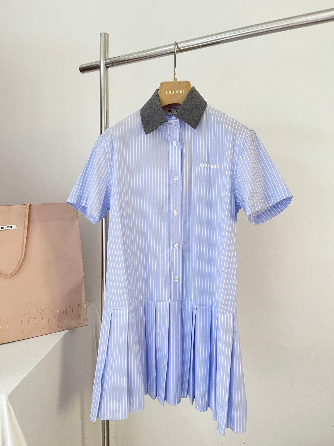 Blaues Hemdblusenkleid mit Nadelstreifenkragen und plissiertem Saum