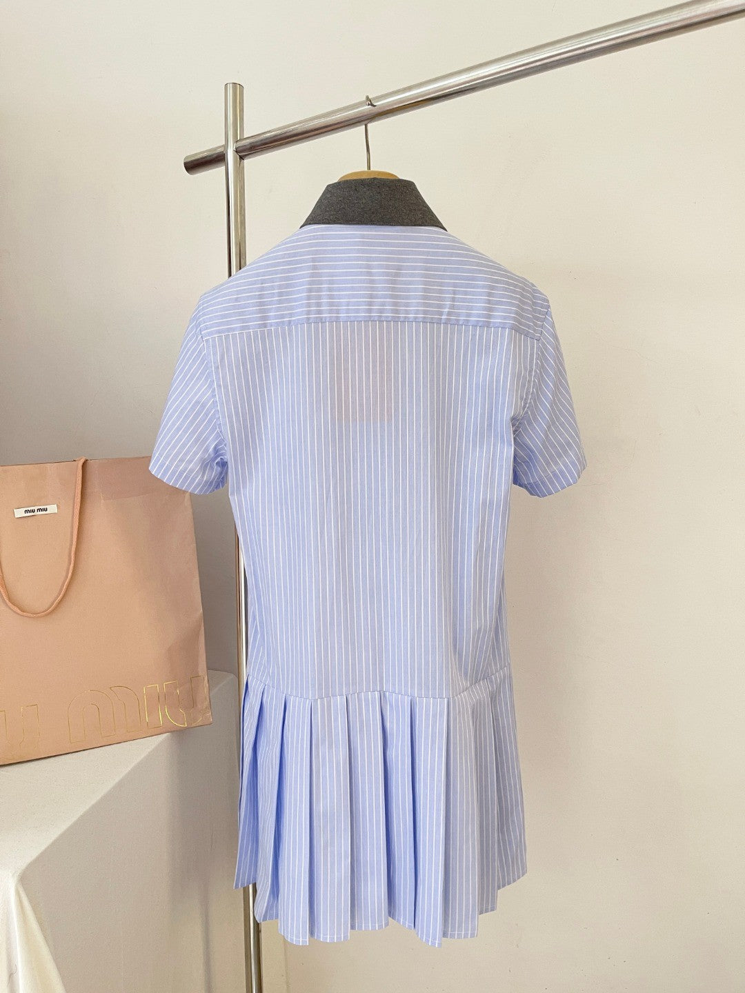 Blaues Hemdblusenkleid mit Nadelstreifenkragen und plissiertem Saum