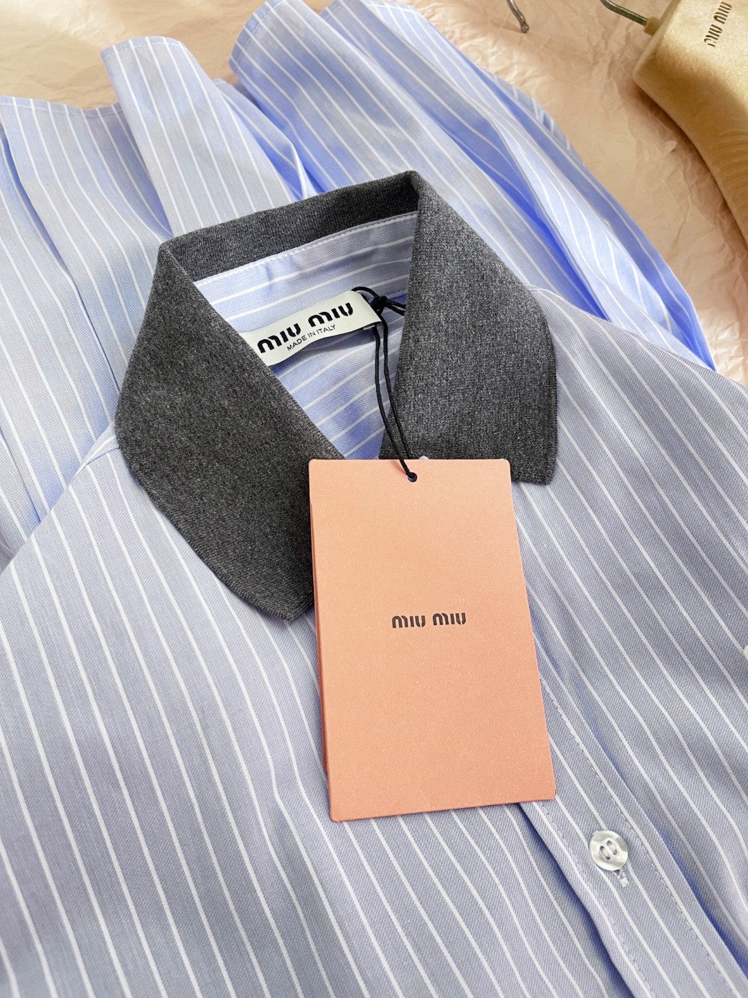 Blaues Hemdblusenkleid mit Nadelstreifenkragen und plissiertem Saum