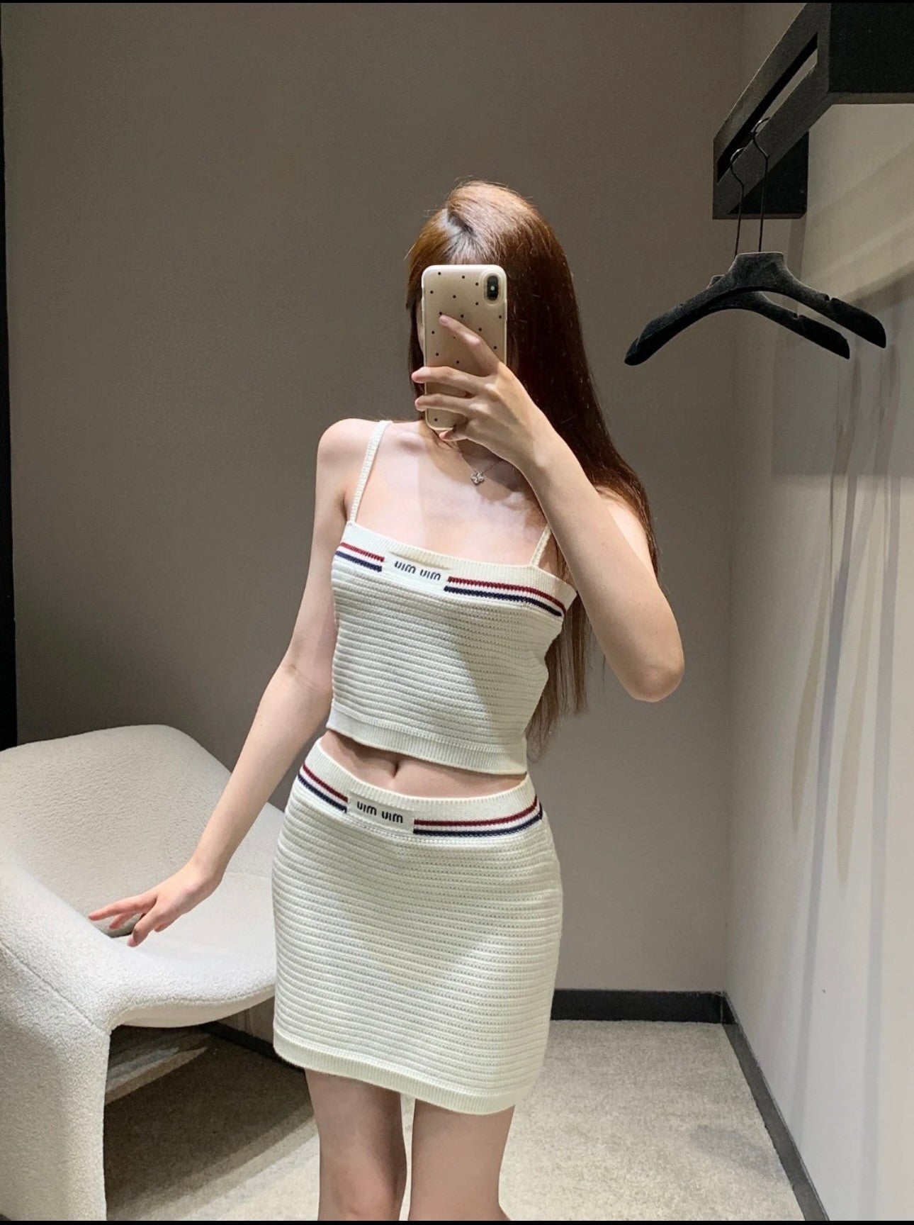 Sportlich-schickes Set aus Strick-Camisole und Minirock