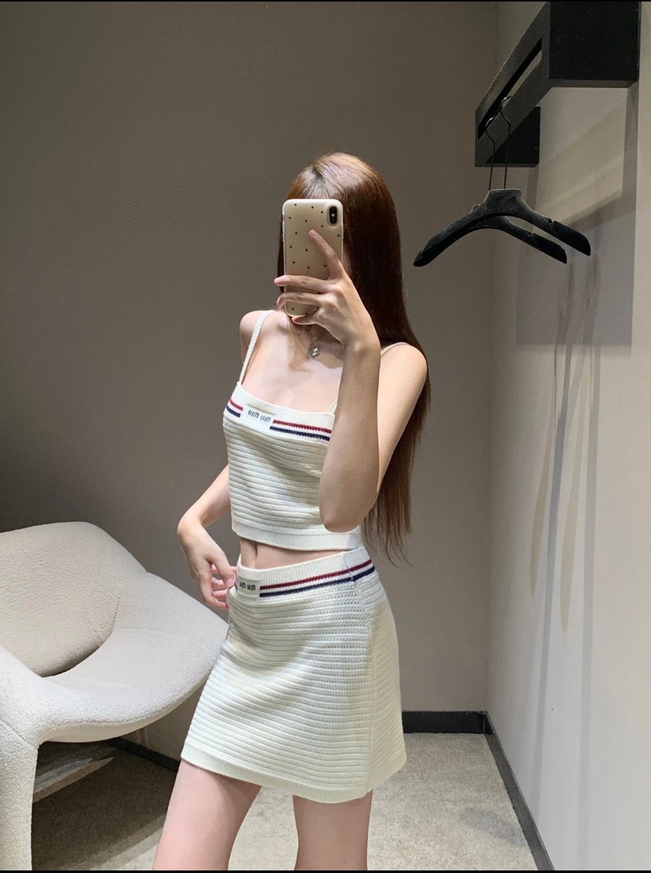 Sportlich-schickes Set aus Strick-Camisole und Minirock