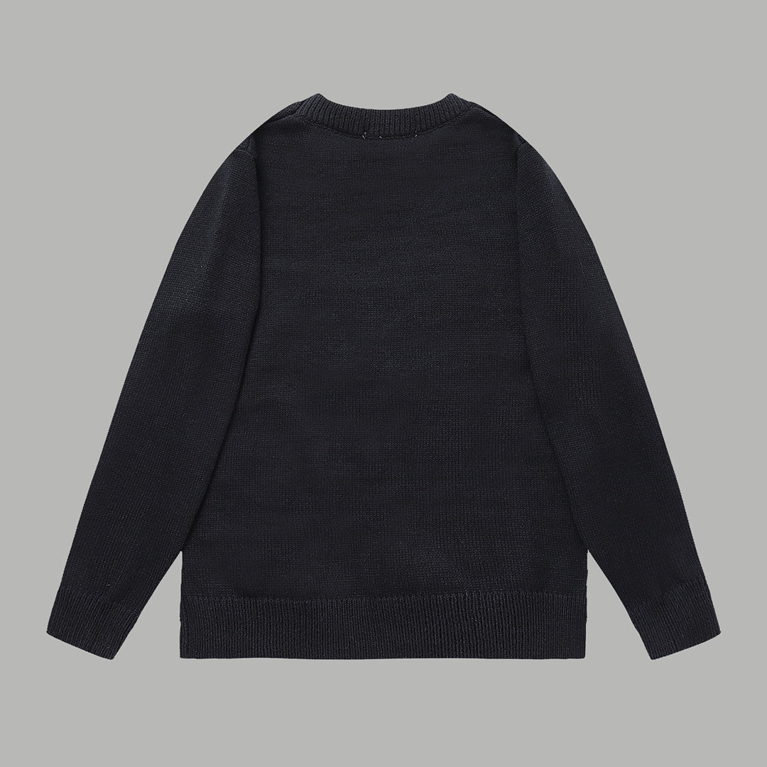 Schwarzer Pullover mit dreieckigem Buchstaben