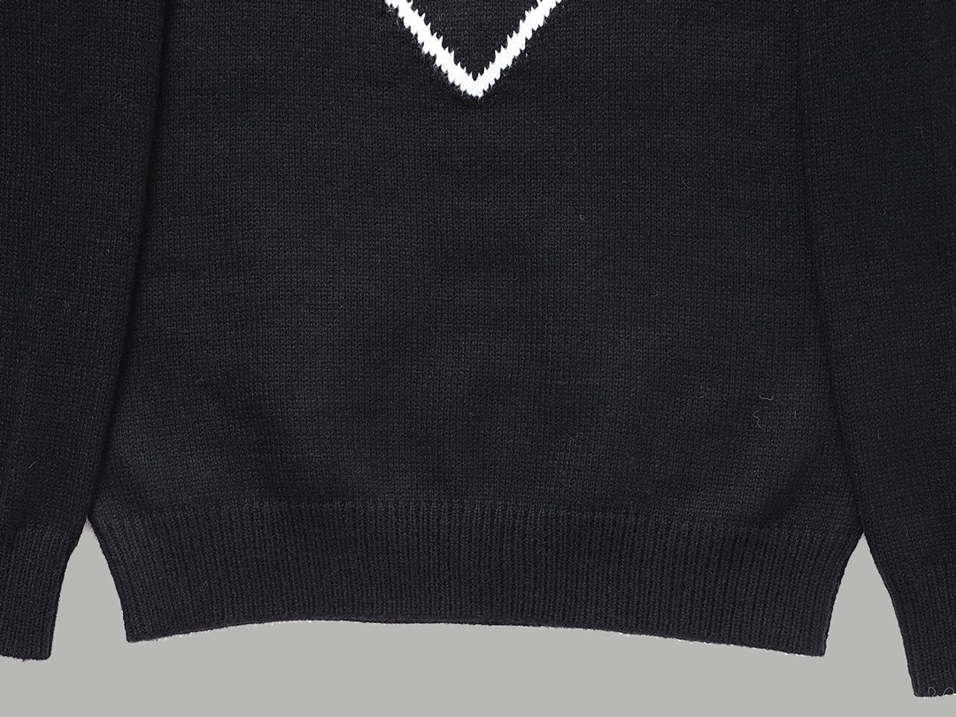 Schwarzer Pullover mit dreieckigem Buchstaben