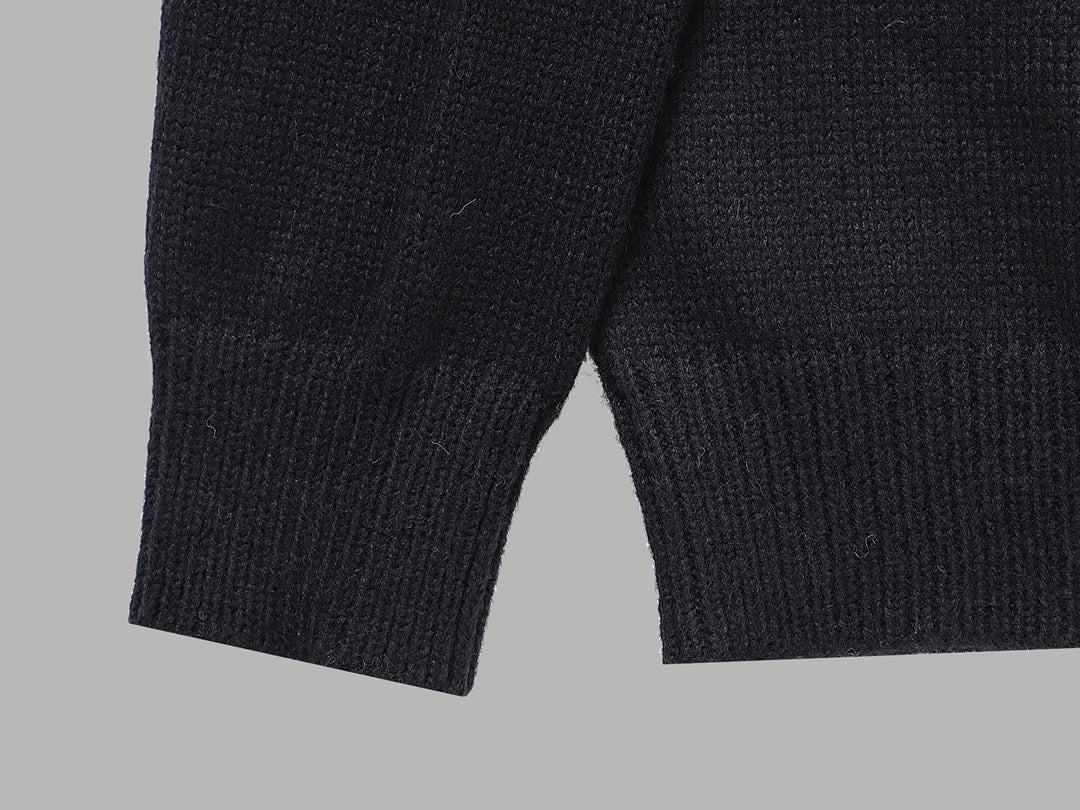 Schwarzer Pullover mit dreieckigem Buchstaben