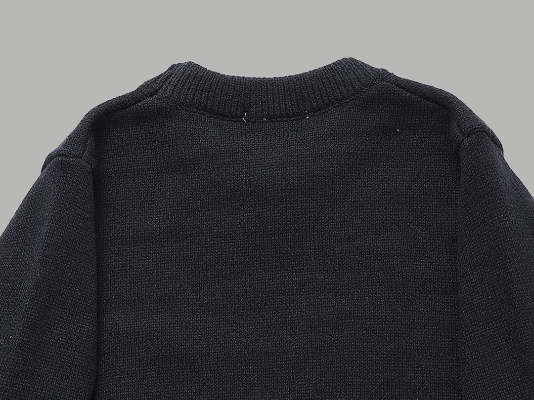 Schwarzer Pullover mit dreieckigem Buchstaben