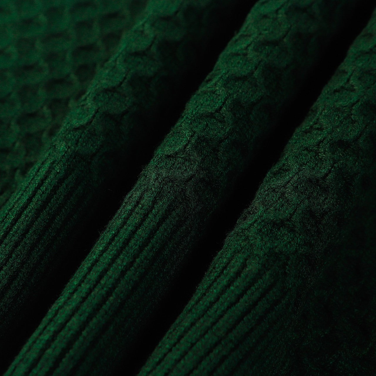 Pull à découpes torsadées