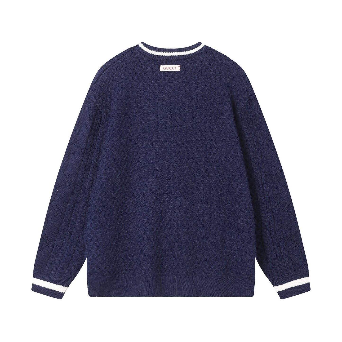 Pull à découpes torsadées