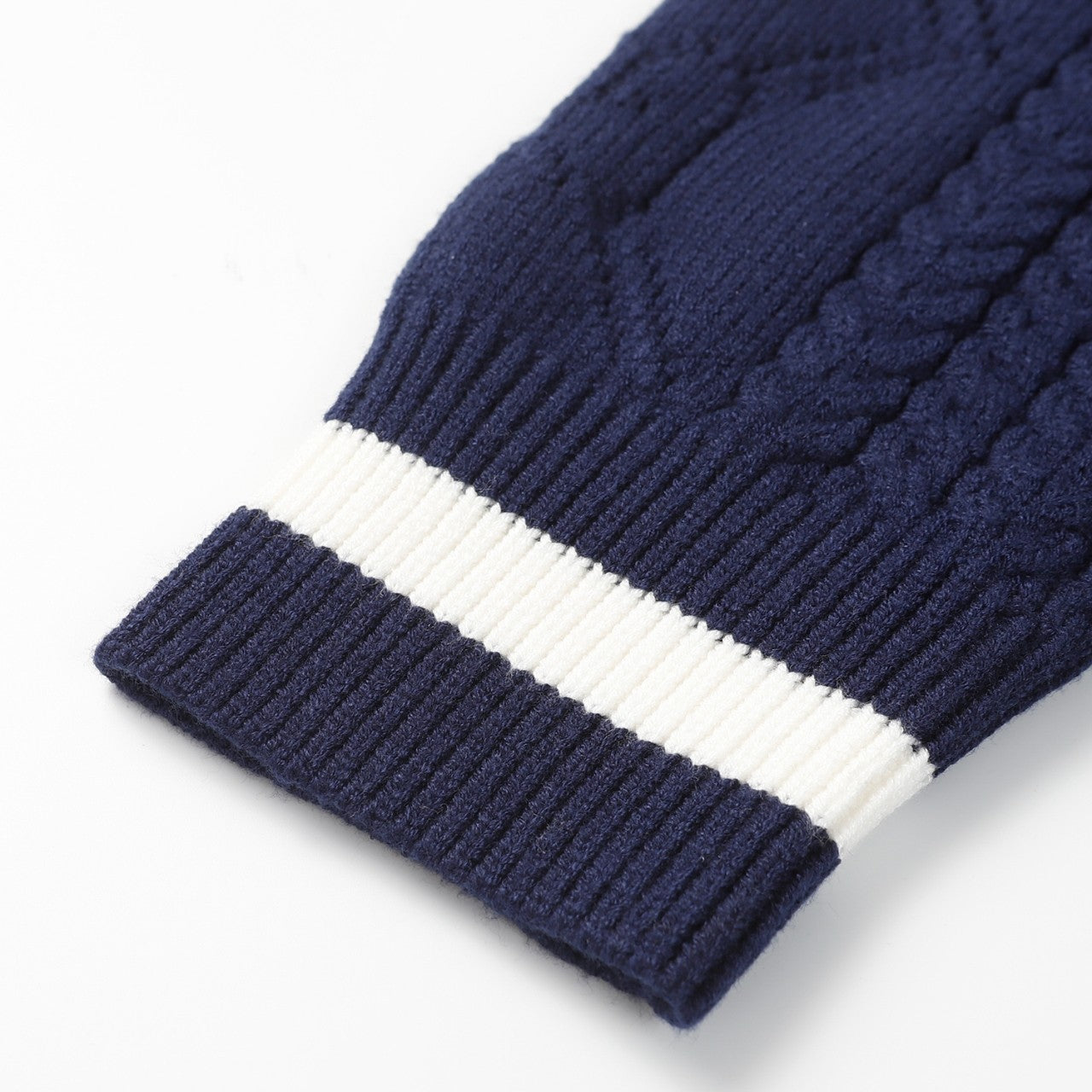 Pull à découpes torsadées