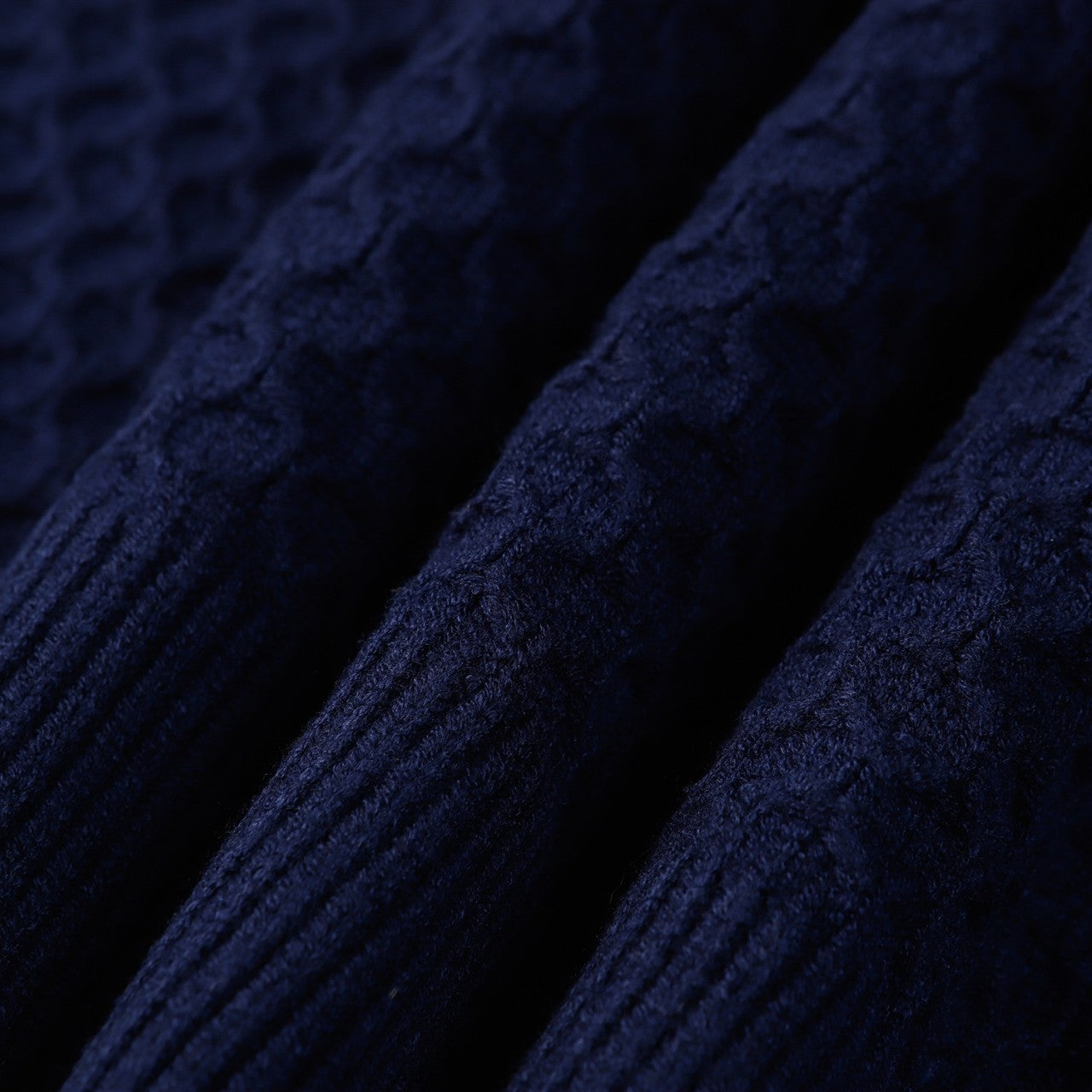 Pull à découpes torsadées