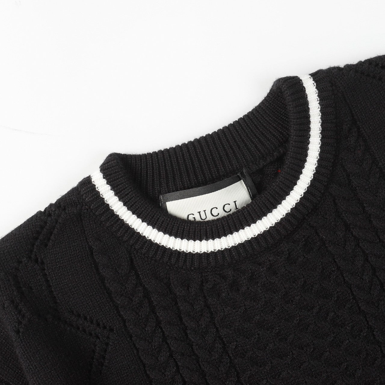 Pull à découpes torsadées