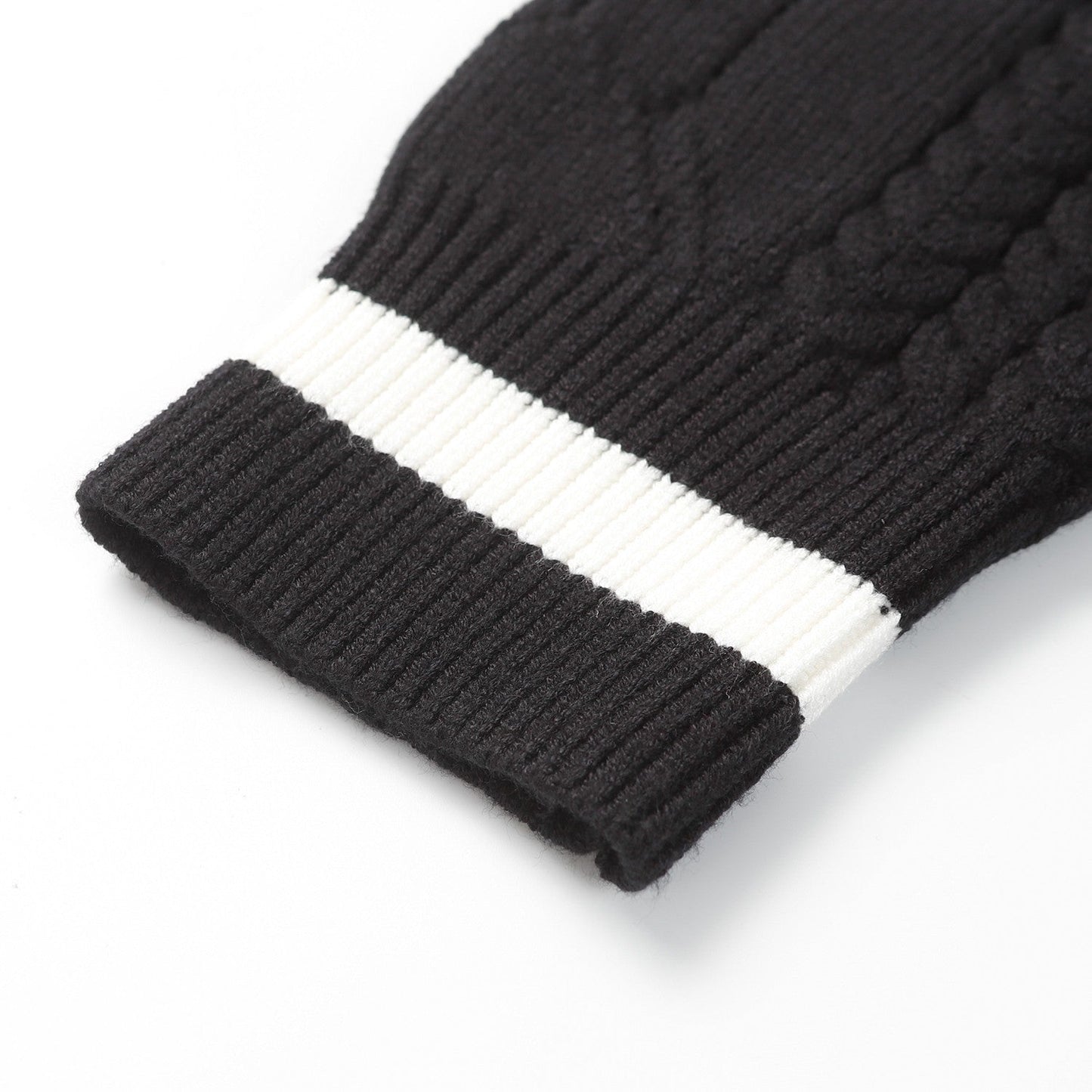 Pull à découpes torsadées