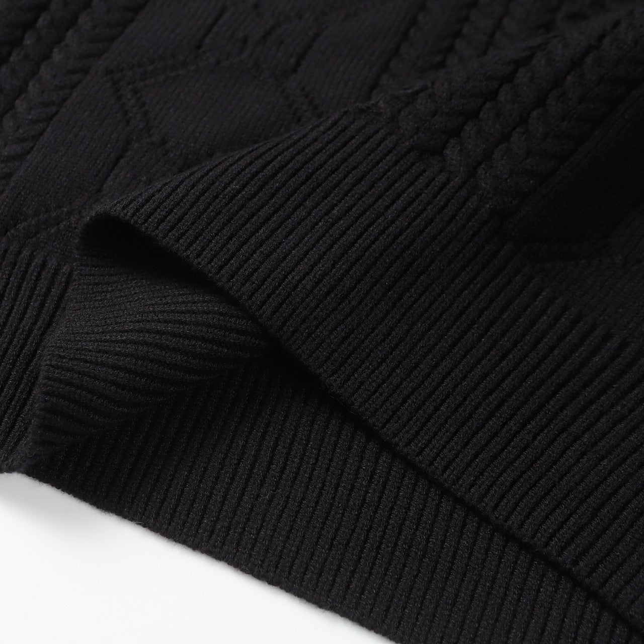 Pull à découpes torsadées