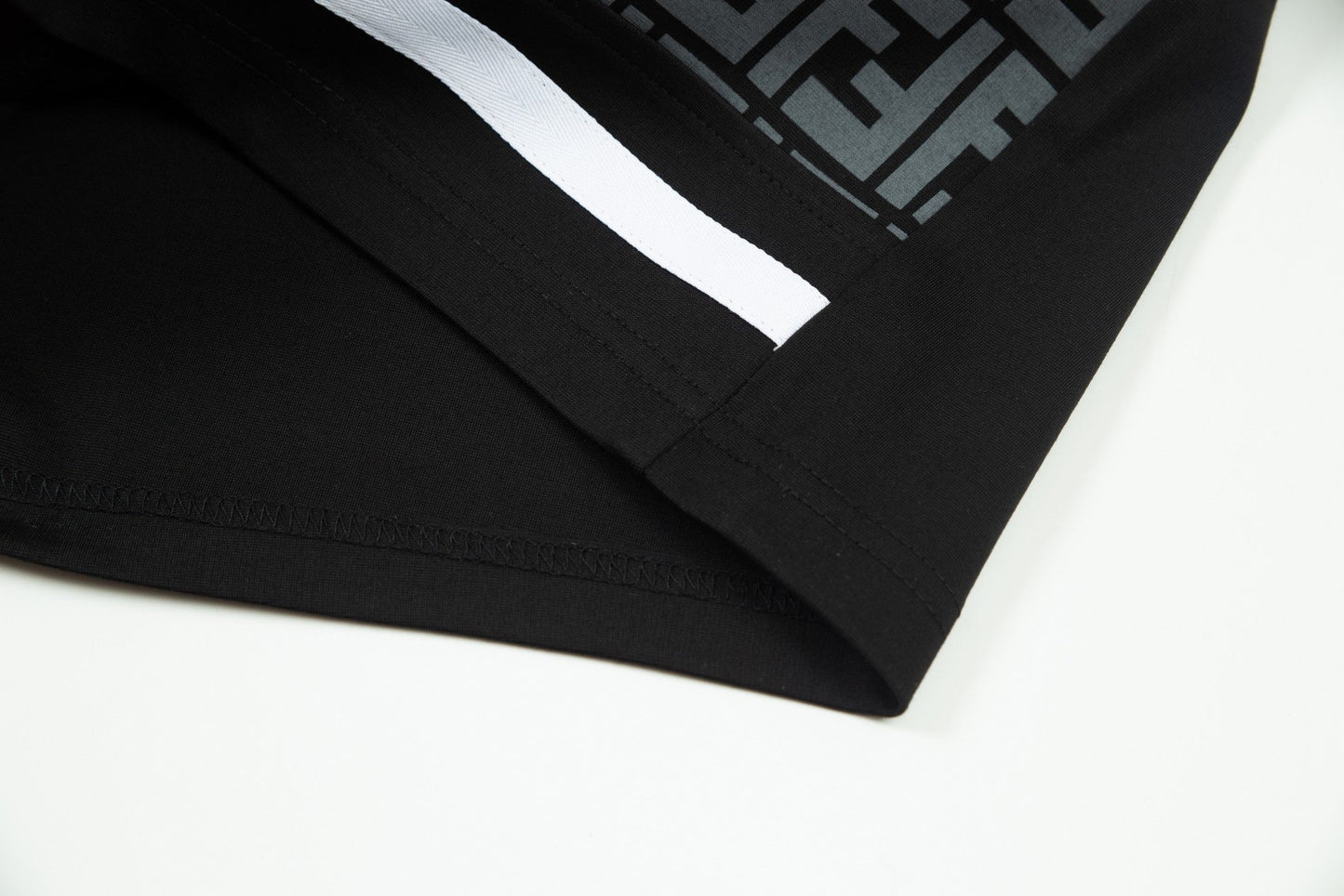 Gelbe Shorts mit Musterverzierung