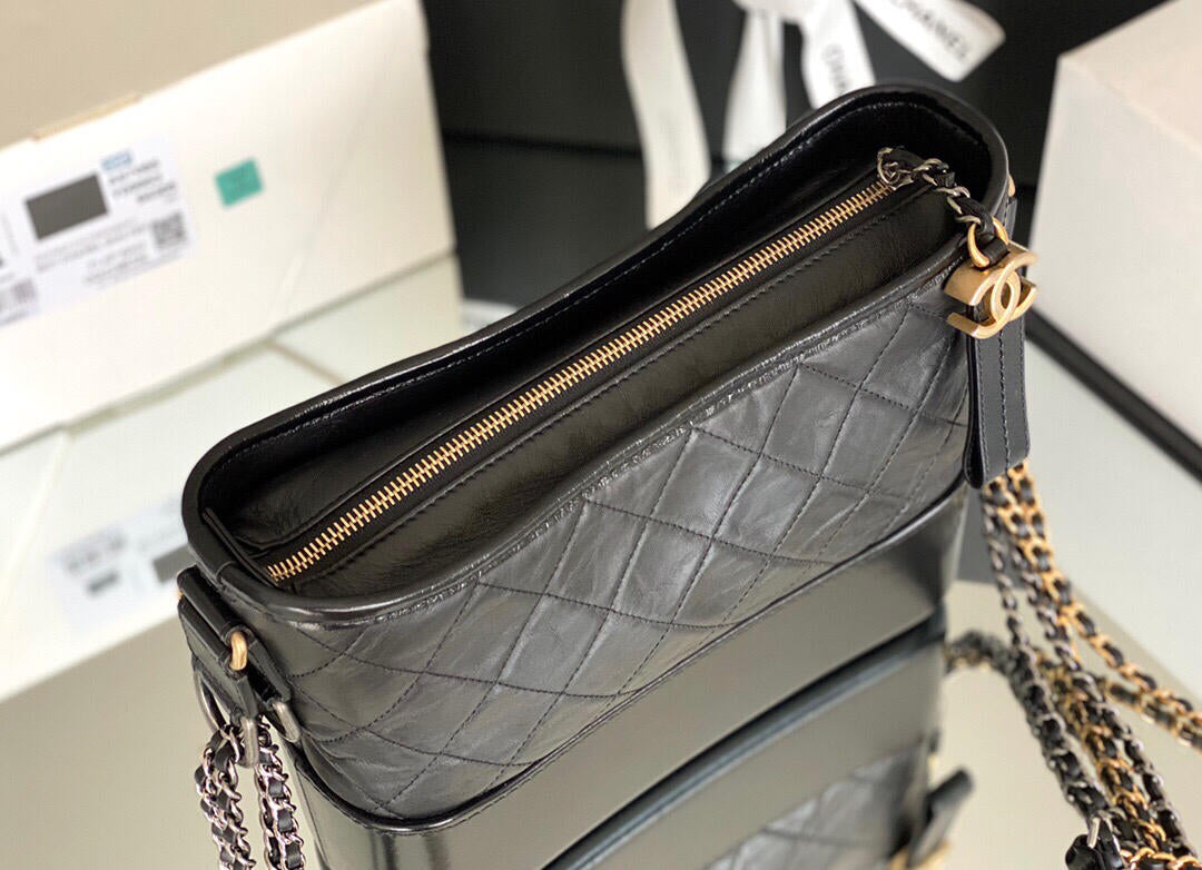 Petit sac hobo Gabrielle matelassé en cuir de veau vieilli noir