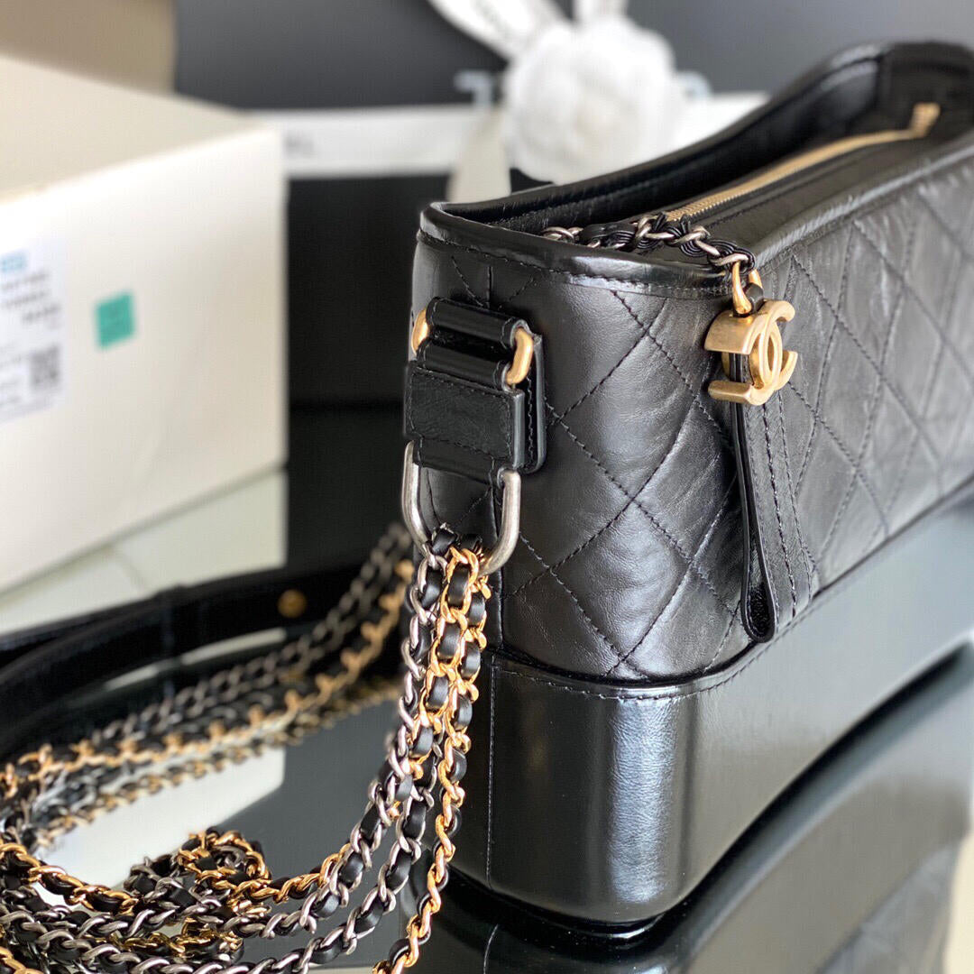 Petit sac hobo Gabrielle matelassé en cuir de veau vieilli noir