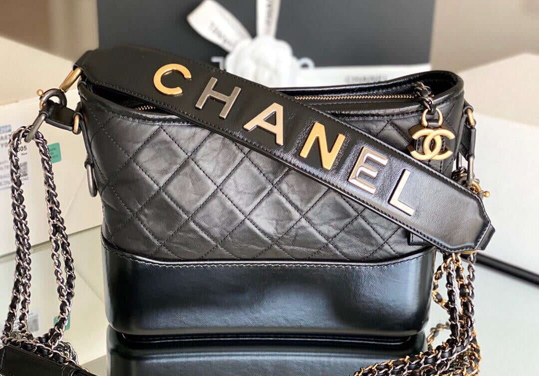 Petit sac hobo Gabrielle matelassé en cuir de veau vieilli noir