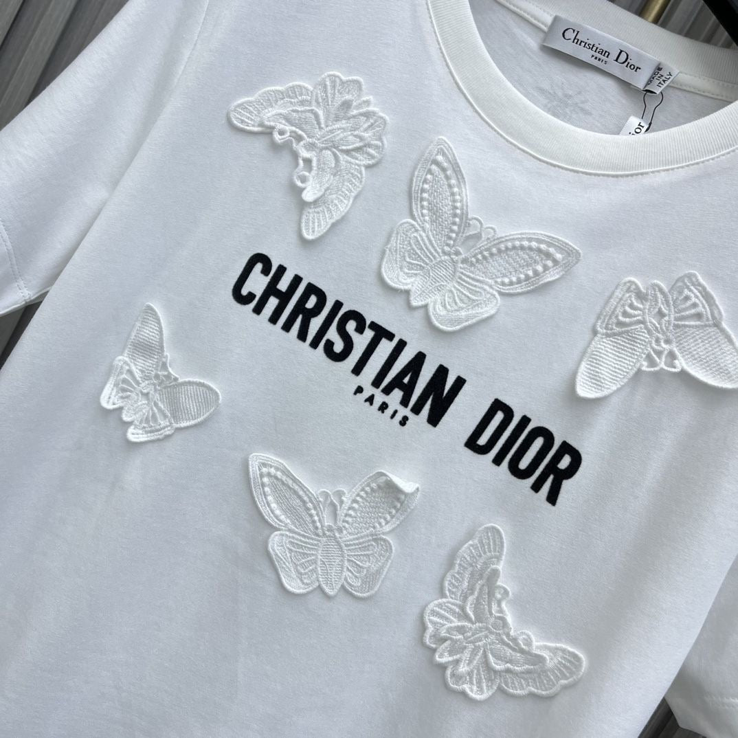 Manches courtes brodées de papillons