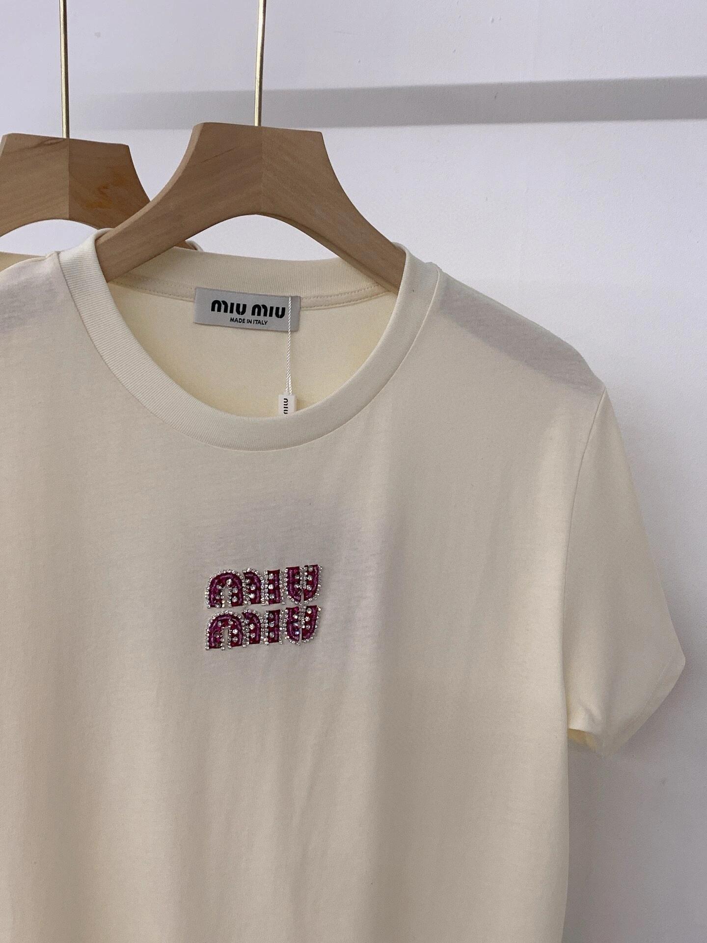 Manches courtes brodées de papillons