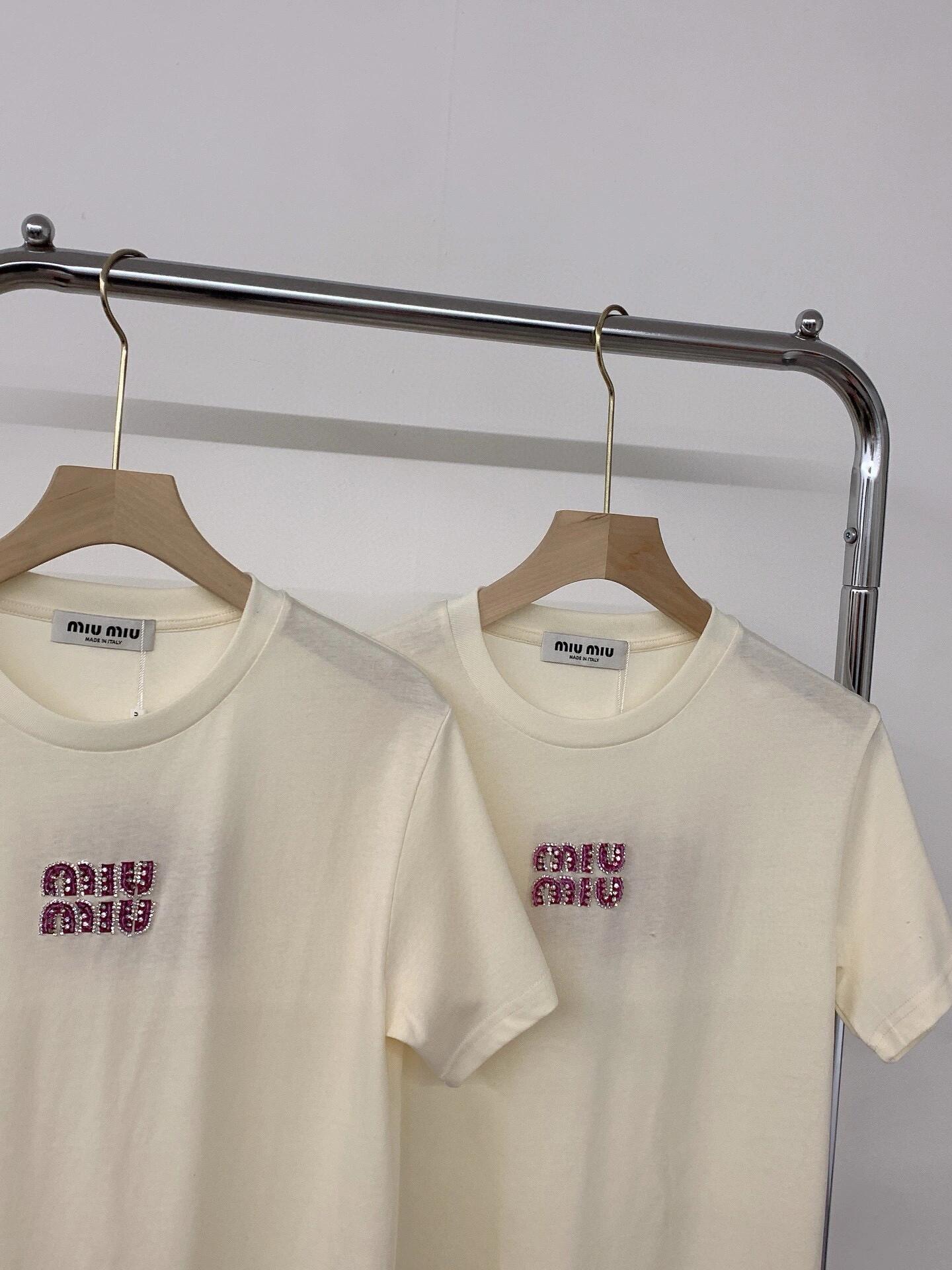 Manches courtes brodées de papillons