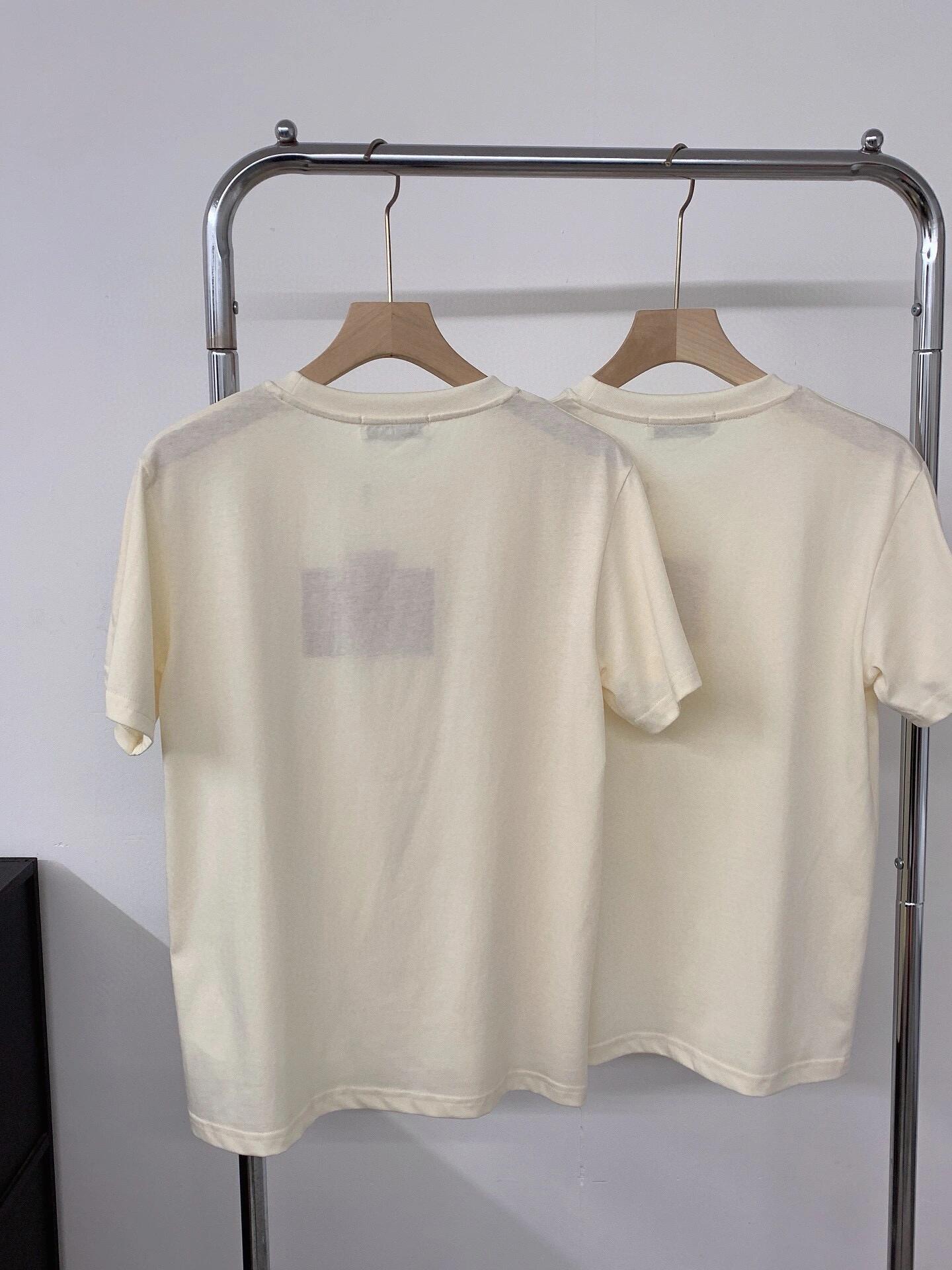 Manches courtes brodées de papillons