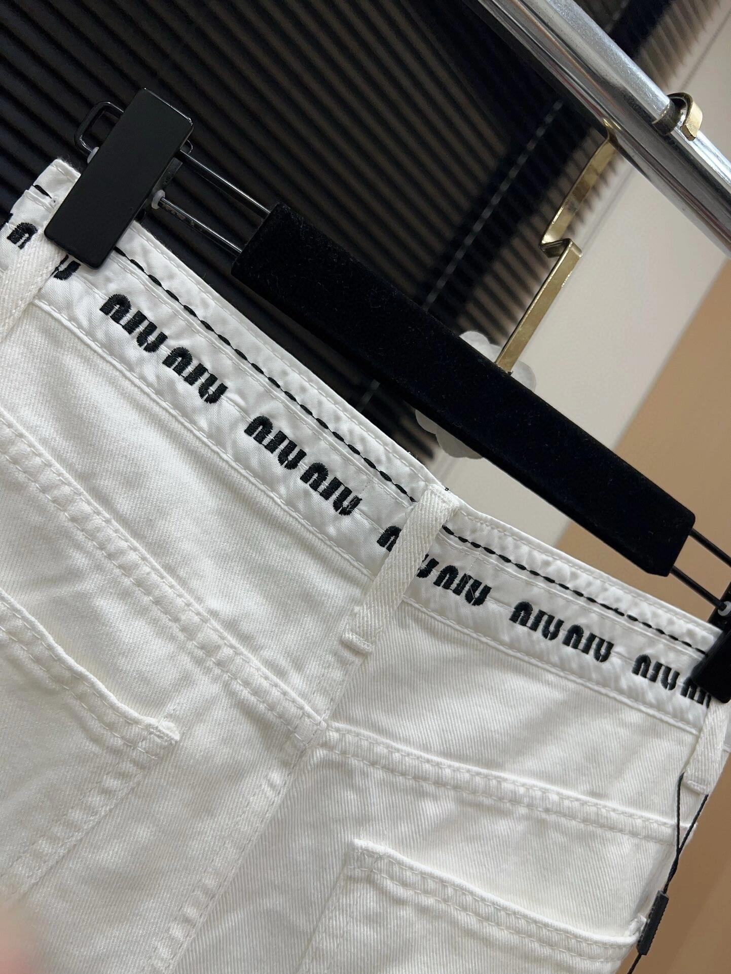 Jean blanc avec logo à la taille