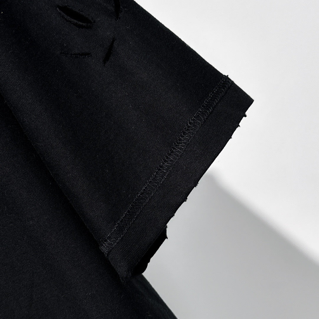 Le nouveau couteau à la mode de l'été coupe des trous dans le t-shirt court à col rond en coton,