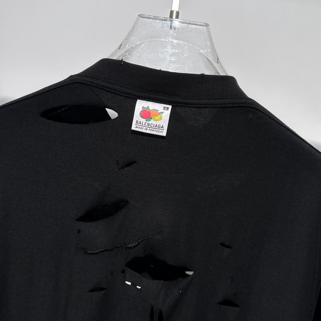 Le nouveau couteau à la mode de l'été coupe des trous dans le t-shirt court à col rond en coton,