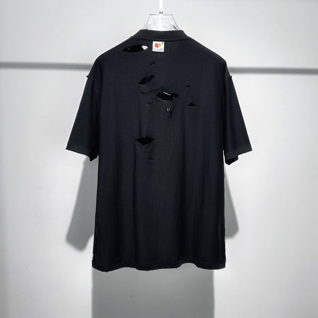 Le nouveau couteau à la mode de l'été coupe des trous dans le t-shirt court à col rond en coton,