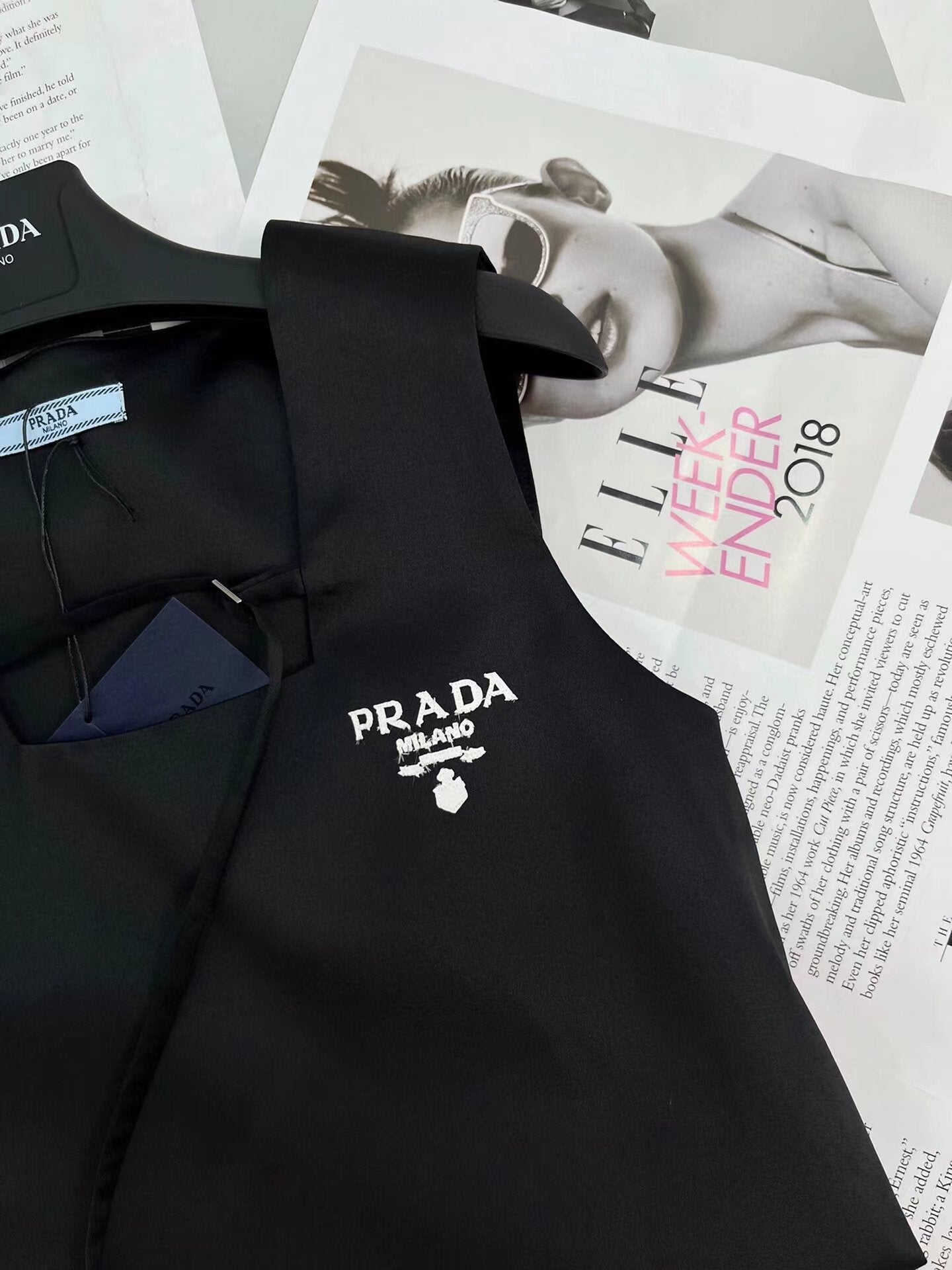 Schlichtes und elegantes, schmales Westenkleid mit Rundhalsausschnitt