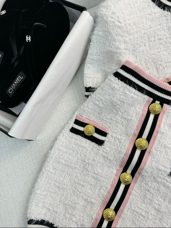 Rosafarbene, kurze Ärmel mit Streifenbesatz