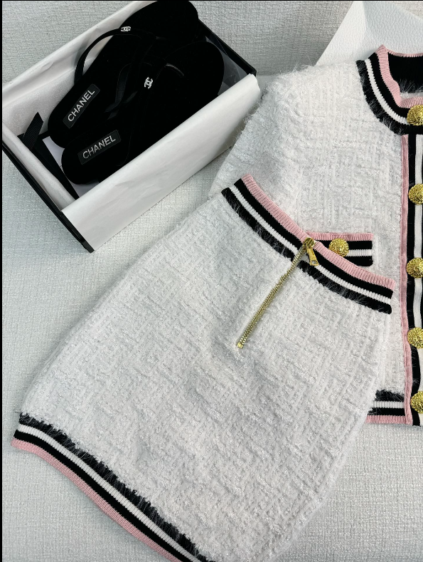 Rosafarbene, kurze Ärmel mit Streifenbesatz