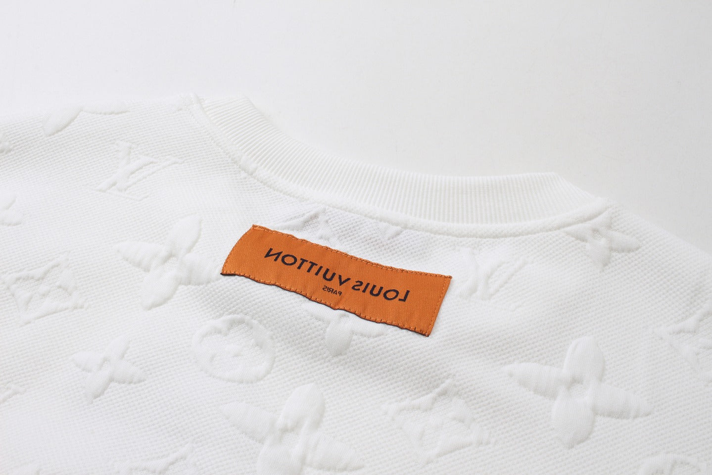 Le maître a personnellement conçu une nouvelle marque de mode avec un sweat-shirt à col rond avec logo monogramme en relief