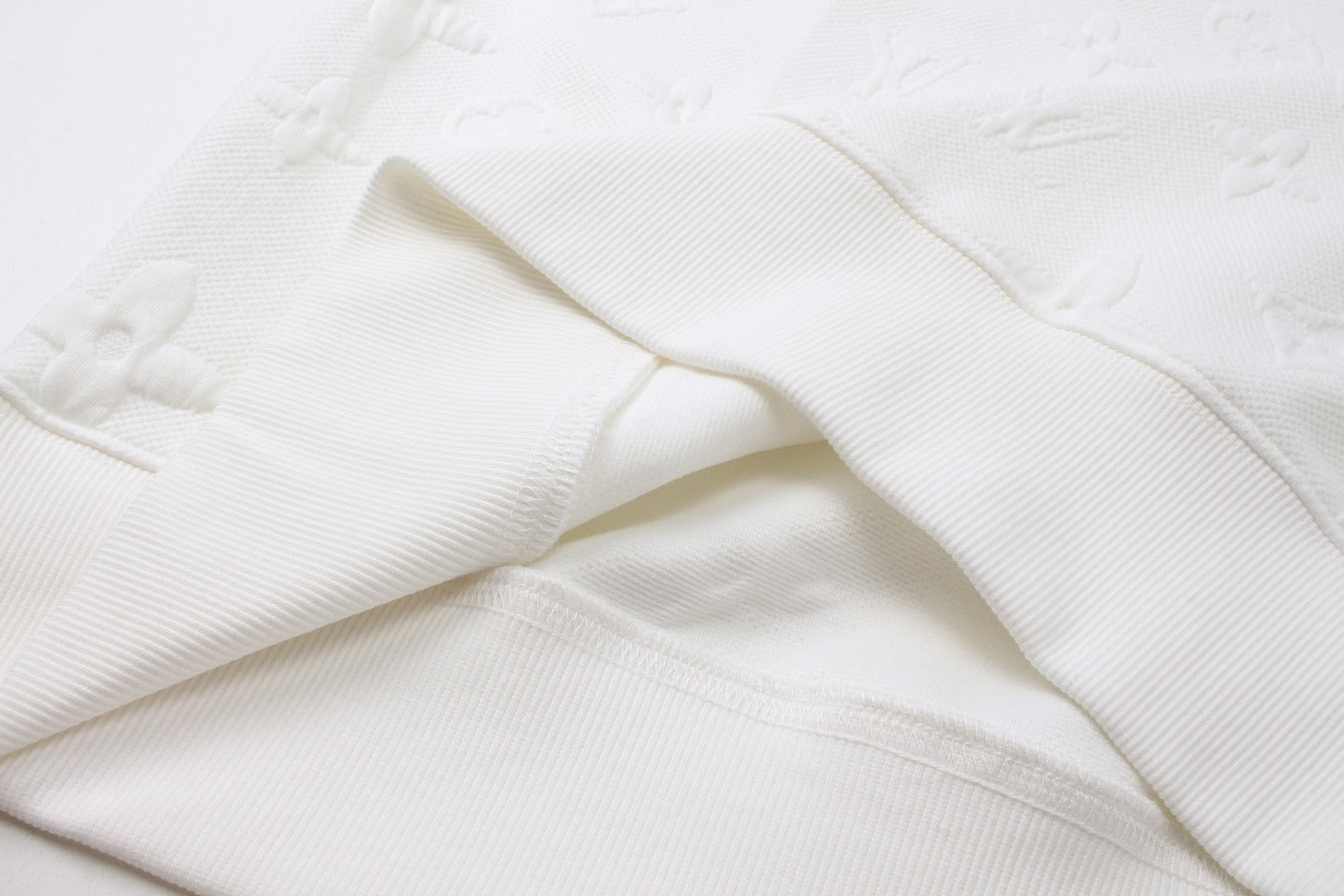 Le maître a personnellement conçu une nouvelle marque de mode avec un sweat-shirt à col rond avec logo monogramme en relief