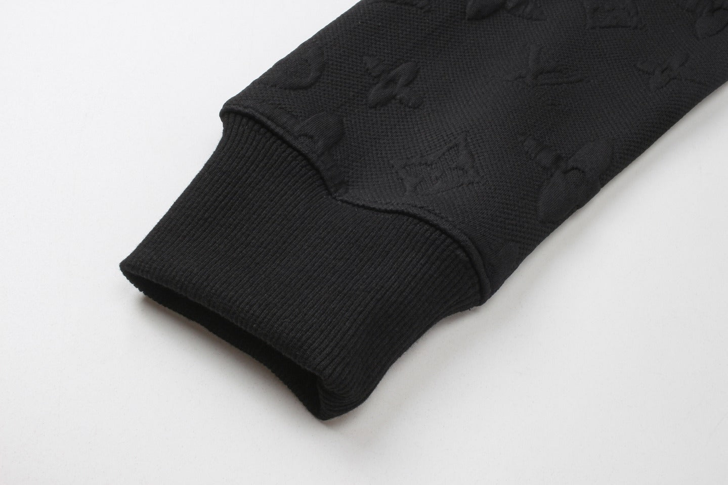 Le maître a personnellement conçu une nouvelle marque de mode avec un sweat-shirt à col rond avec logo monogramme en relief