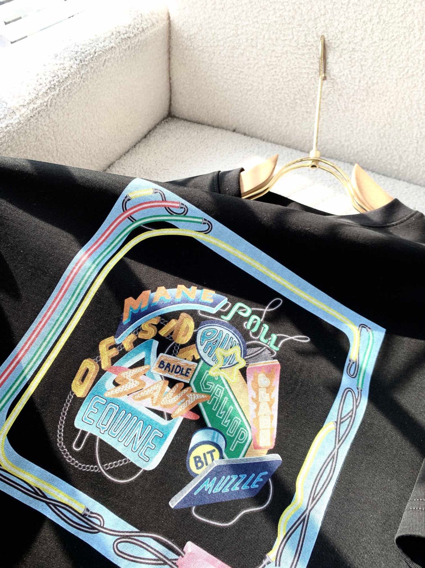 Laminiertes T-Shirt mit Logografik