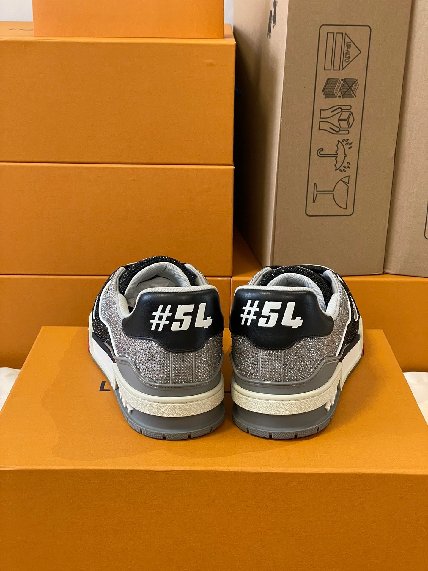 Strahlend leichte Freizeitschuhe mit funkelnden Kristallen