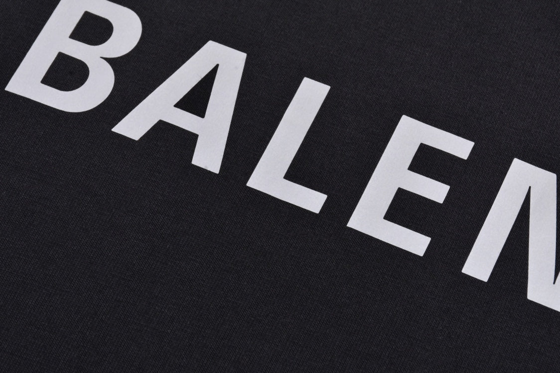 Reflektierende Buchstaben an den kurzen Ärmeln