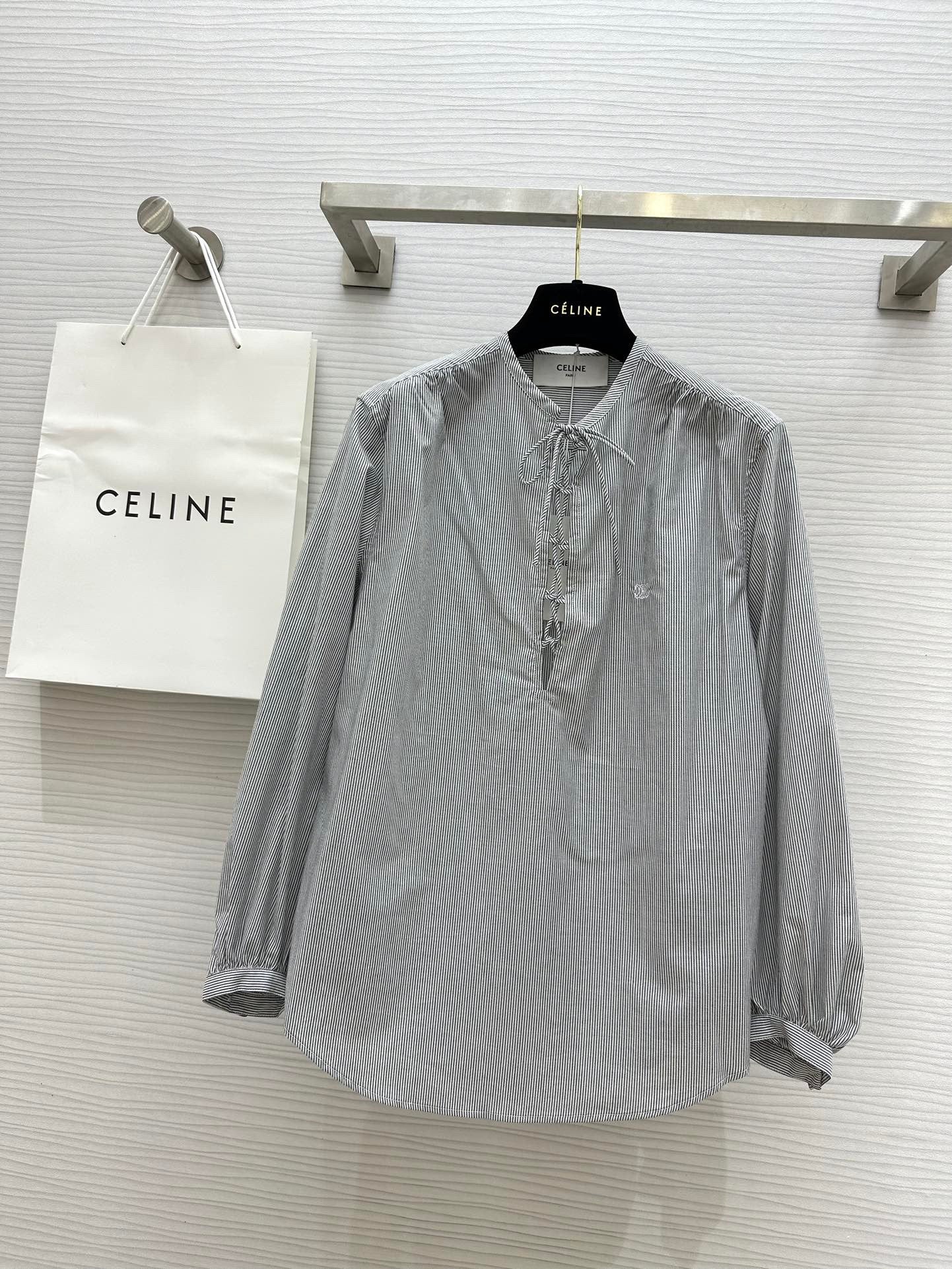 Chemise à rayures fines teinte en fil