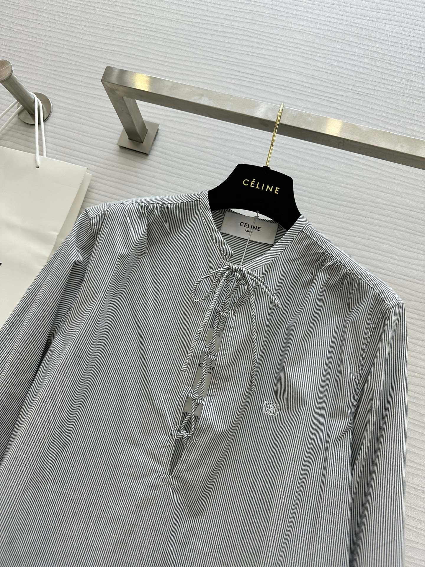 Chemise à rayures fines teinte en fil