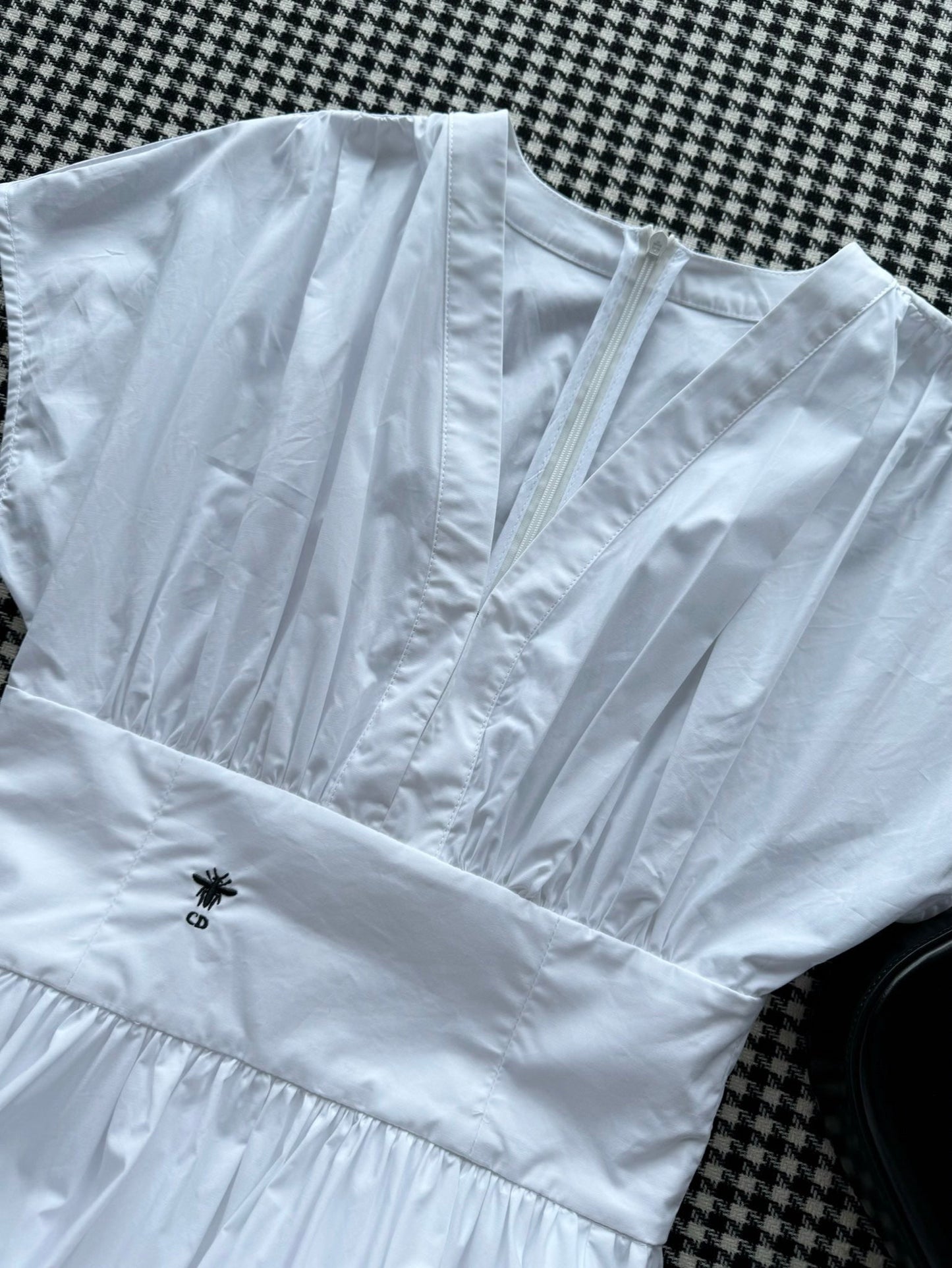 Weißes tailliertes Rockkleid