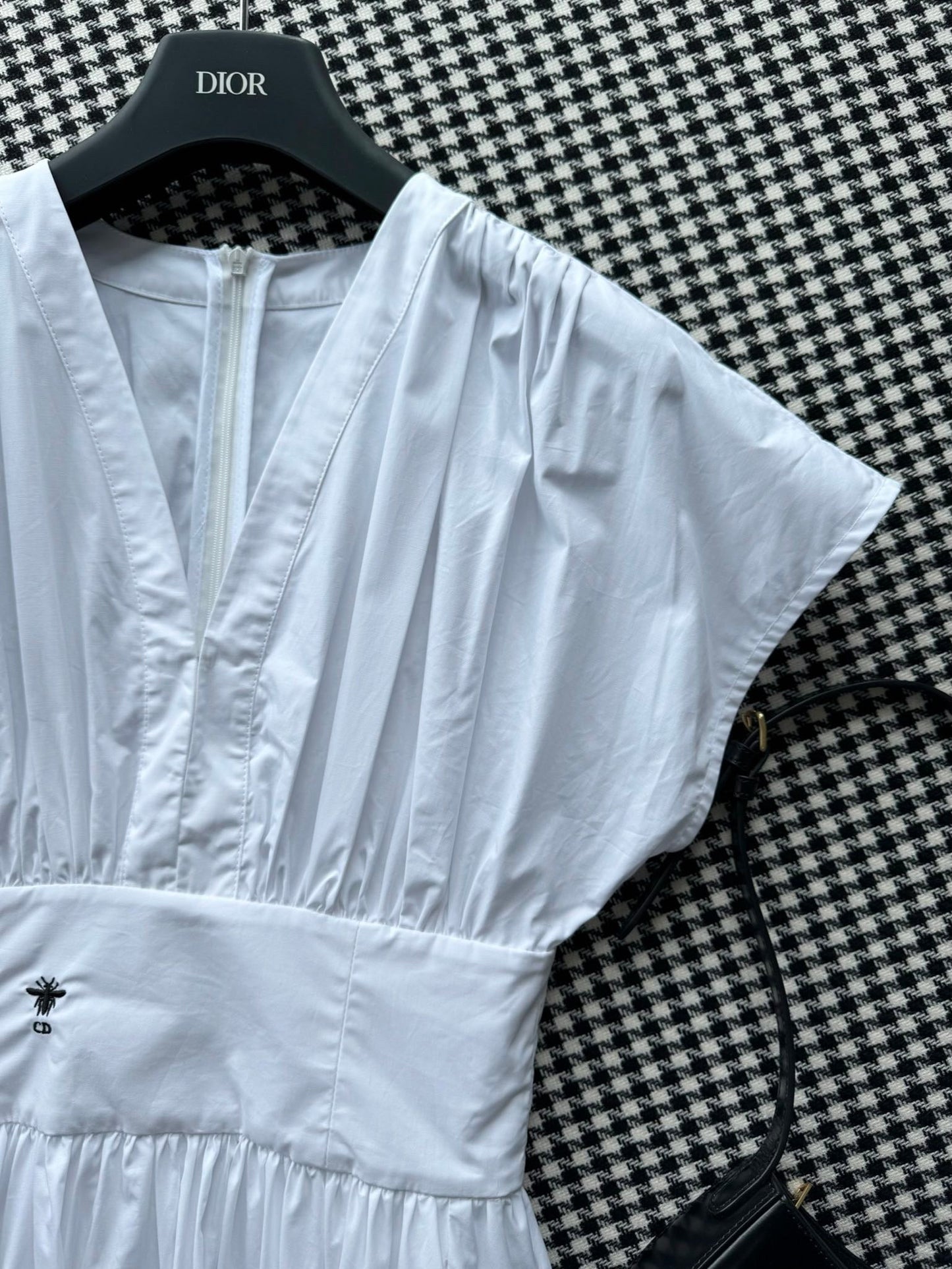 Weißes tailliertes Rockkleid