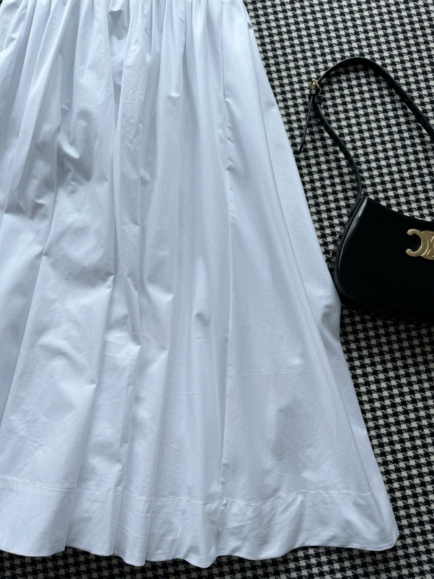 Weißes tailliertes Rockkleid