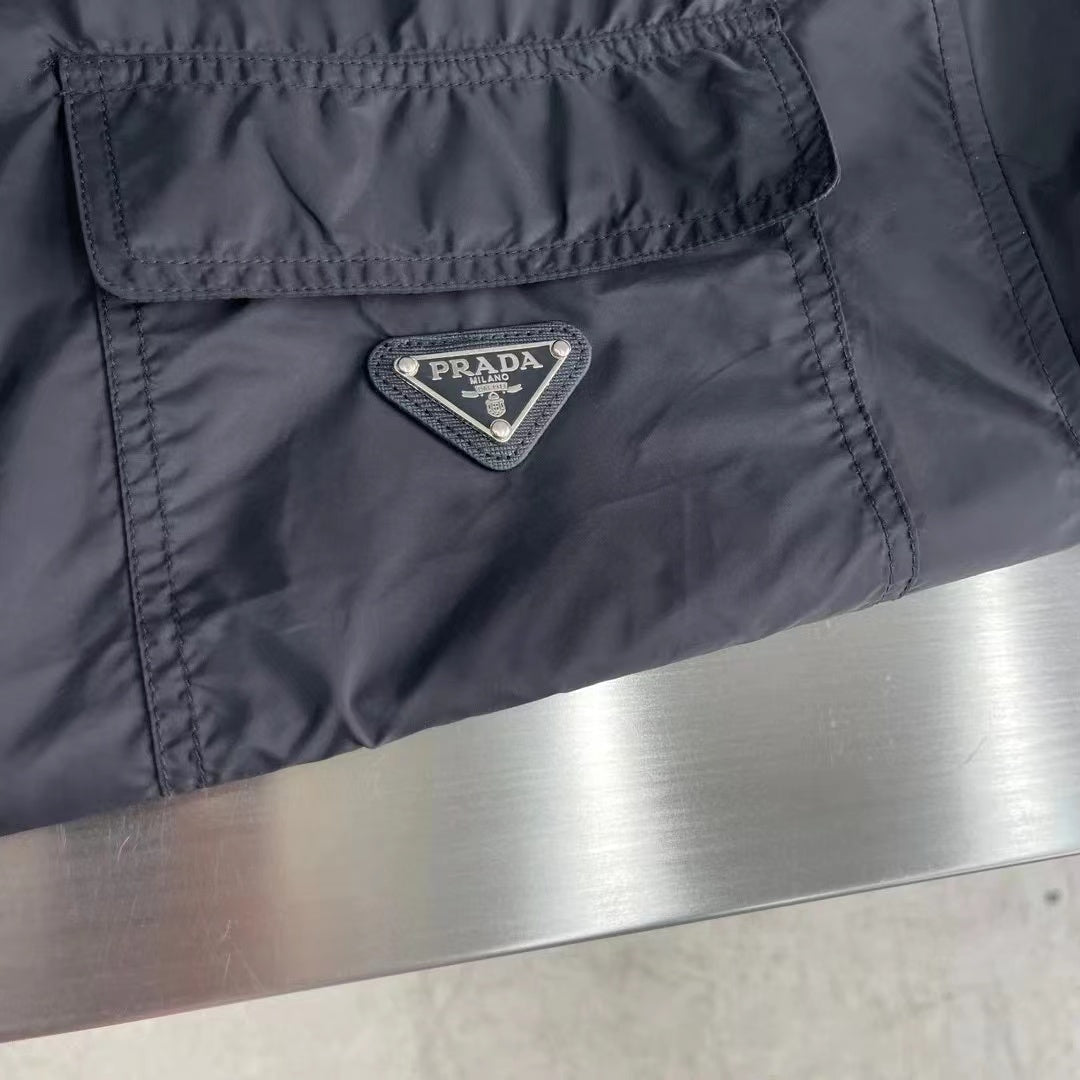 Chemise à manches minimalistes avec logo triangulaire