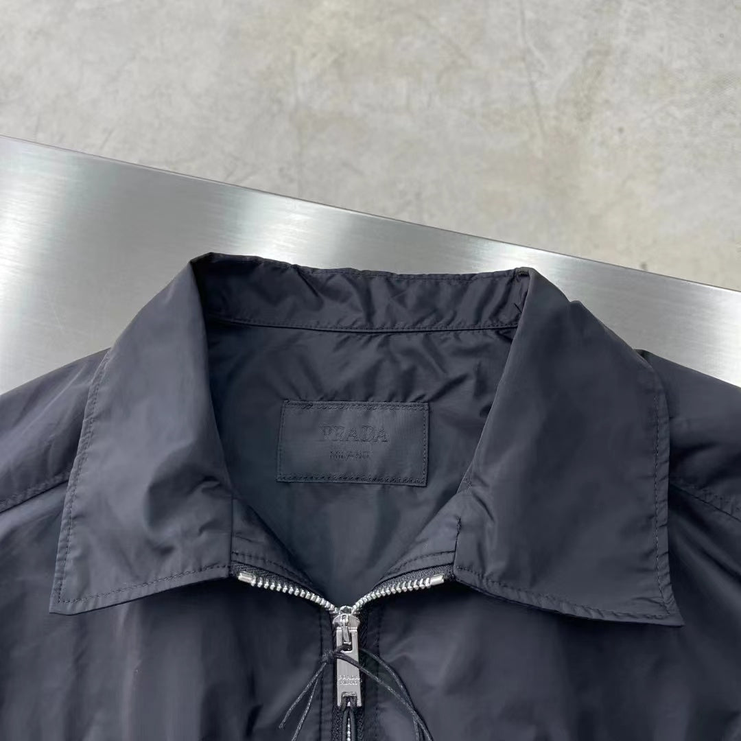 Chemise à manches minimalistes avec logo triangulaire