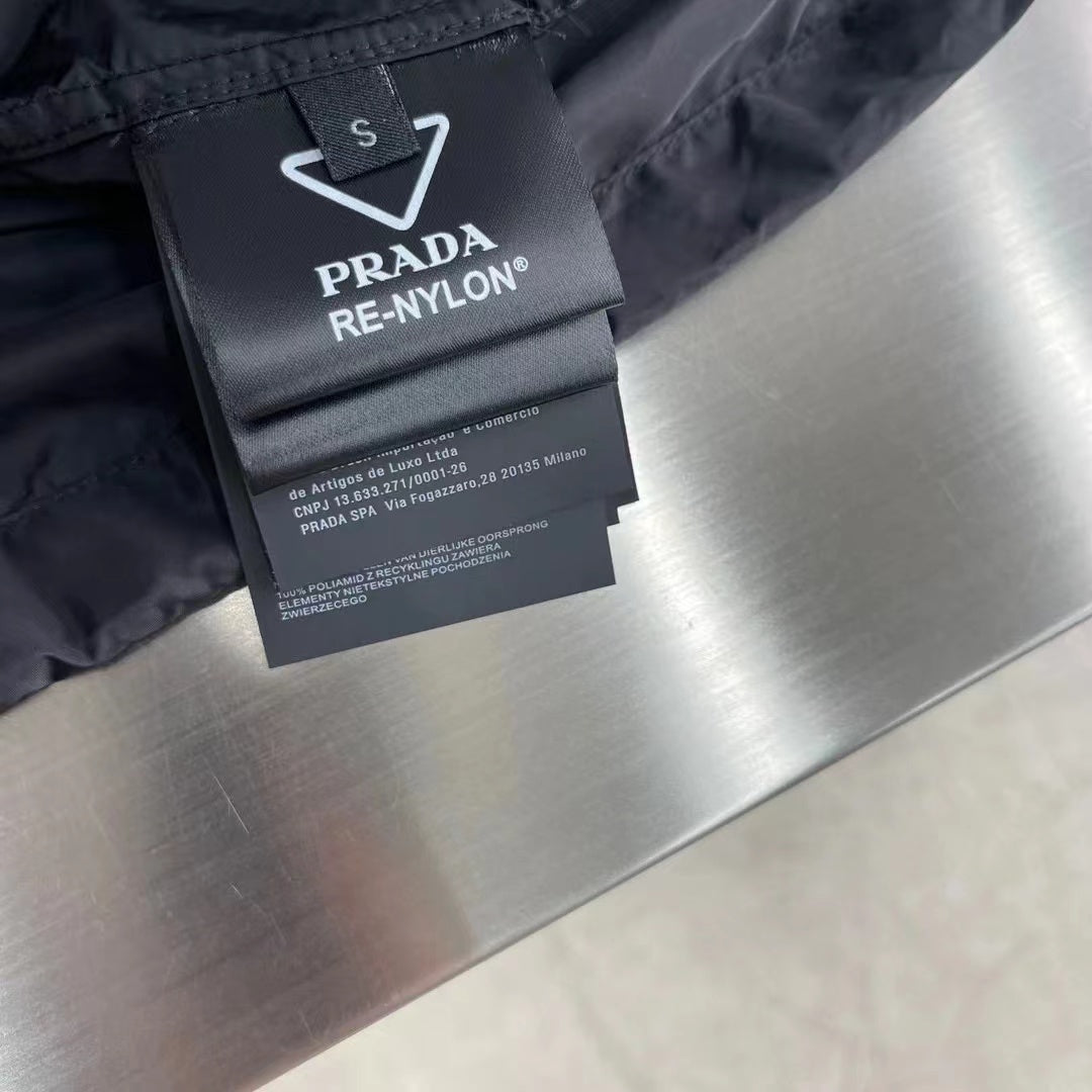 Chemise à manches minimalistes avec logo triangulaire