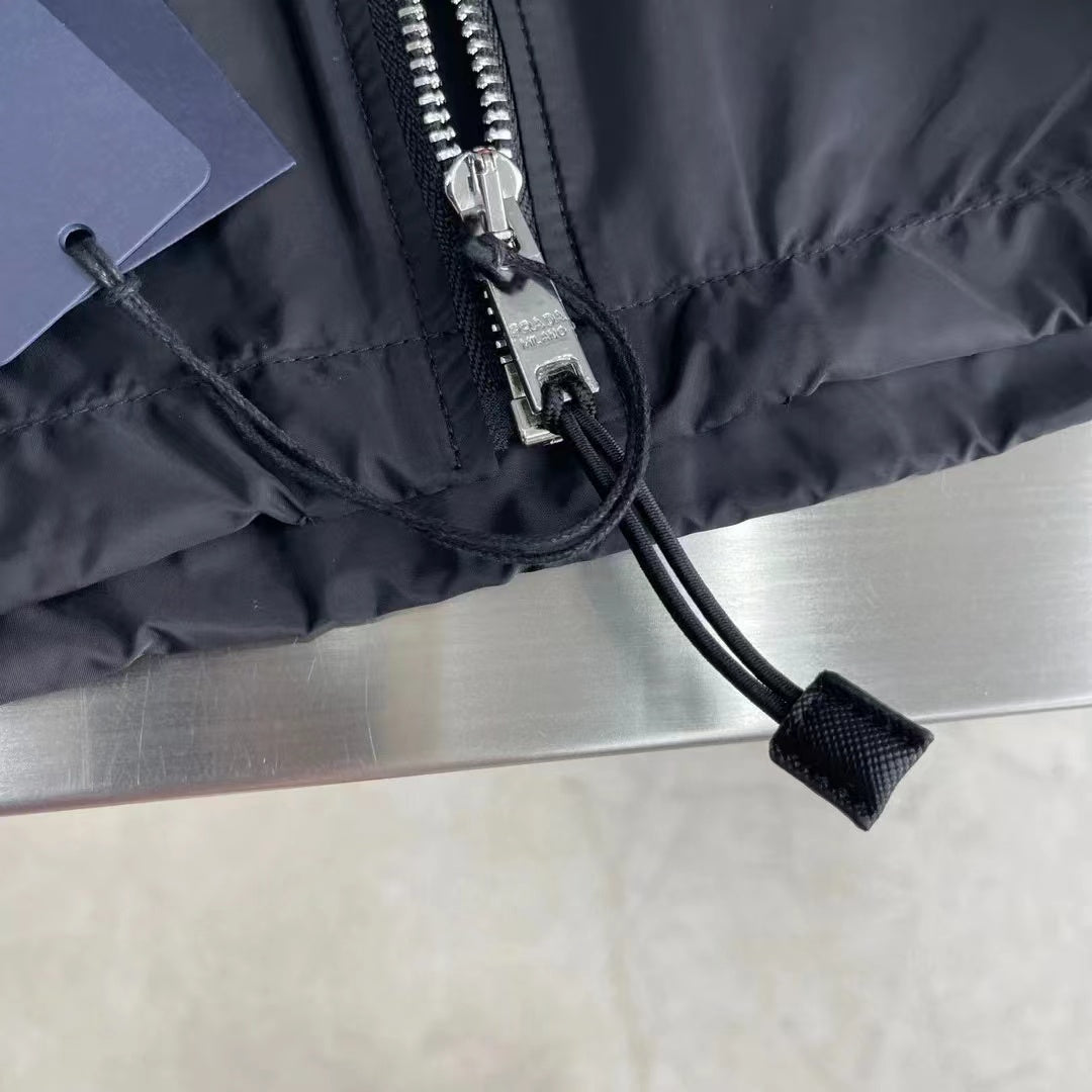 Chemise à manches minimalistes avec logo triangulaire