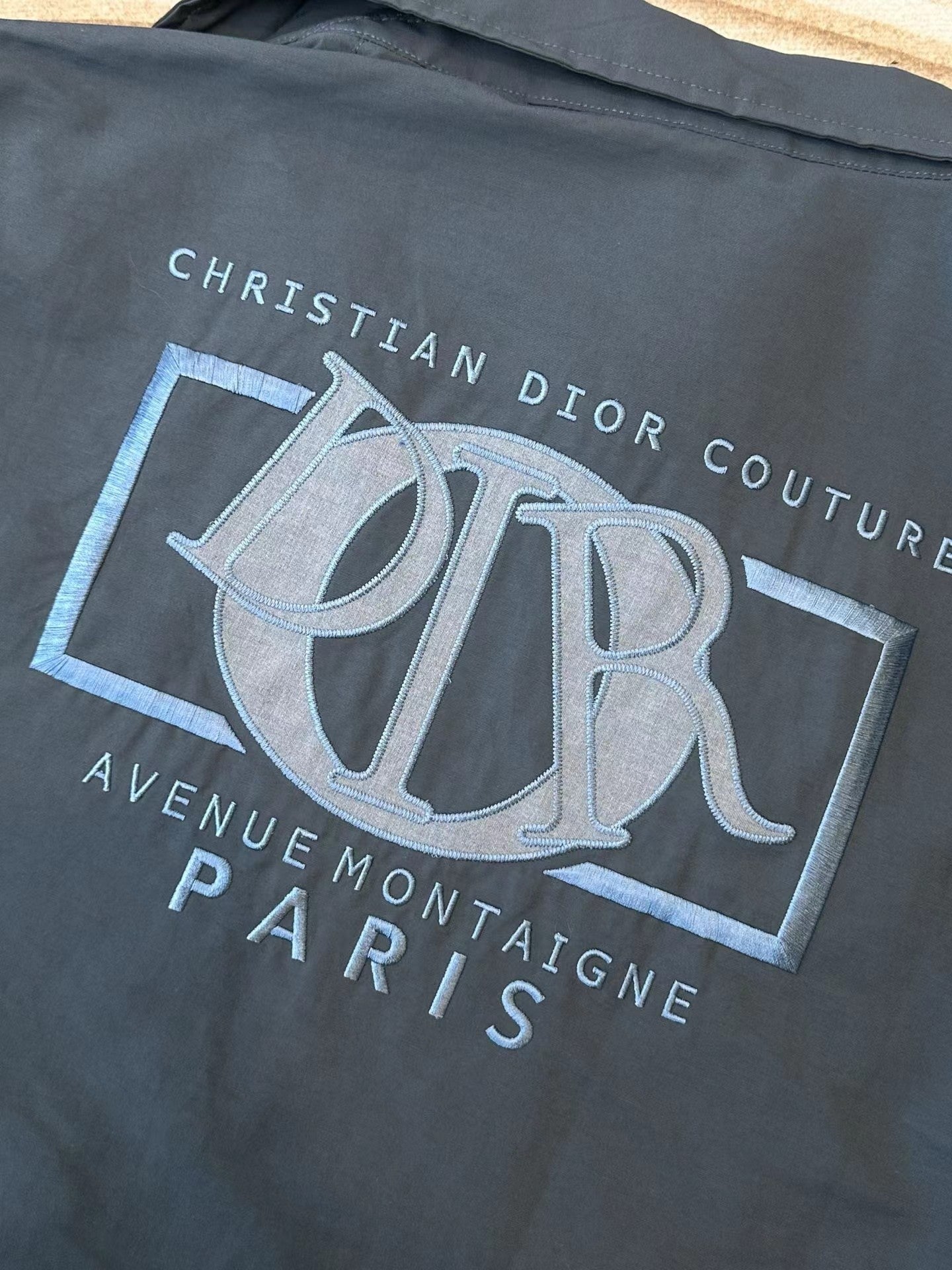 Neue Reißverschlussjacke aus technischem Gewebe